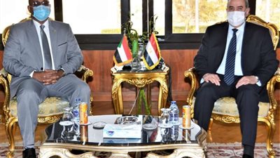 وزير الطيران يلتقي وزير النقل السوداني لبحث التعاون المشترك