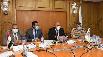 محافظ قنا يستعرض الموقف التنفيذي لمشروعات المرحلة الأولى من «حياة كريمة»