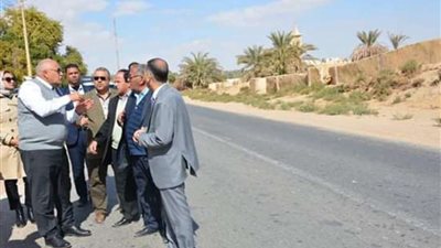 محافظ الوادي الجديد يوجه بتوسعة وازدواج طريق 