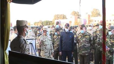 رئيس أركان حرب القوات المسلحة يتفقد معرض البحوث الفنية