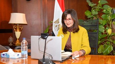 نبيلة مكرم تعقد لقاء مع عدد من الشباب المصري بألمانيا لاستعراض برنامج 