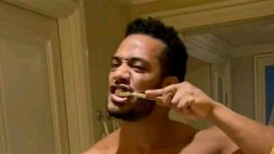 باستخدام معجون أسنان من الذهب.. محمد رمضان يواصل إثارة الجدل