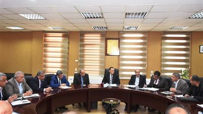 محافظ الشرقية يستعرض موقف المشروعات المتعثرة لدفع عجلة العمل بها