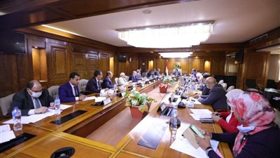 وزير التعليم العالي مع المدير الإقليمي لـ«الصحة العالمية» لتأسيس منشآت صحية صديقة للبيئة