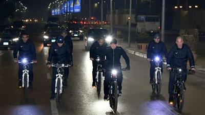 شاهد بالفيديو.. السيسي يقود دراجة خلال جولة تفقدية اليوم بالكلية الحربية