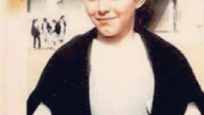 بعد محمد هنيدي.. دنيا عبد العزيز تنشر صورة من أيام الطفولة