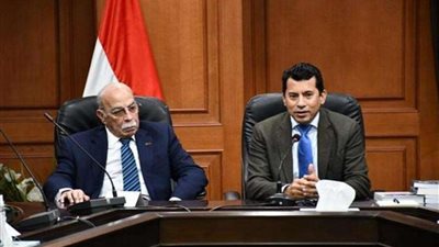 وزير الشباب والرياضة يجتمع مع اللجنة العملية الاستشارية العليا
