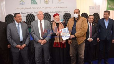 بالصور .. وزير الزراعة ومحافظ البحيرة يسلمون عقود توزيع عجلات عشار على صغار المربين بالنوبارية