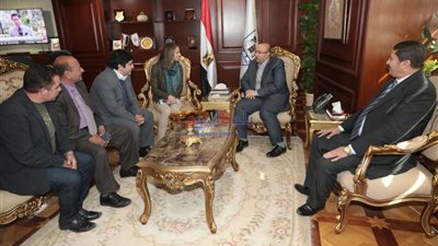 محافظ بني سويف يناقش مع مسؤولي تطوير التعليم بالوكالة الأمريكية سبل التعاون