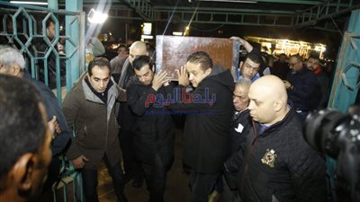 إيهاب توفيق يحمل والده أثناء تشييع جنازته (صور)