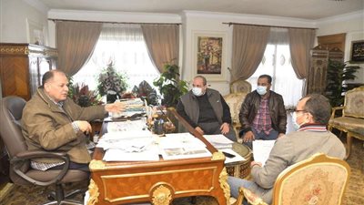 محافظ أسيوط يوقع عقود تقنين وضع يد على أراضي أملاك الدولة