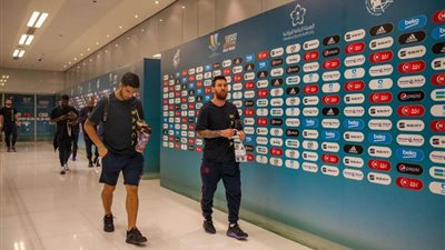 وصول لاعبي برشلونة لملعب الجوهرة استعدادًا لمباراة أتلتيكو مدريد (صور)