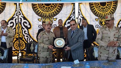 القوات المسلحة توزع كميات كبيرة من المواد الغذائية والبطاطين على الأسر الأكثر إحتياجاً بمدن شمال سيناء