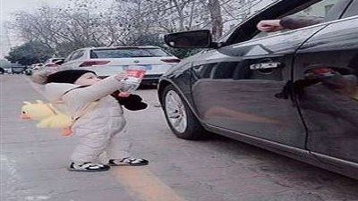 شاهد.. طفل يلقن قائد سيارة درسا بدون قصد