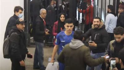 بن شرقي يستفز جماهير الزمالك بالتقاطه للصور التذكارية مع جماهير الوداد بعد المباراة 