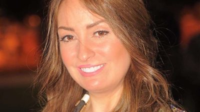 القمر ممكن يحس بالبرد.. نرمين الفقي تواجه البرد بالمدفأة