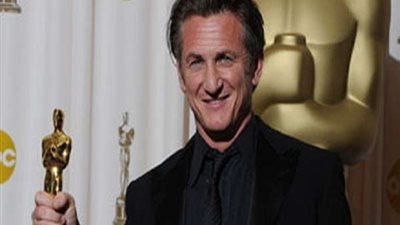 النجم شون بن يصف حرب روسيا علي أوكرانيا بخطأ وحشي