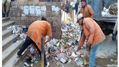 التنمية المحلية تستجيب لشكوى تراكم القمامة أمام محطة مترو عزبة النخل بالقاهرة