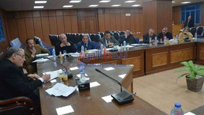 محافظ المنيا يبحث مع نواب البرلمان عدد من المشكلات بالقطاعات الخدمية