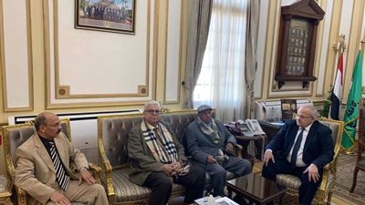 رئيس جامعة القاهرة يلتقي أحد أعلام 