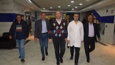 بالصور.. محافظ بني سويف يطمئن على مصابي حادث الطريق الصحراوي الشرقي