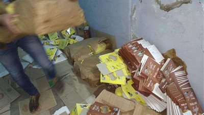 ضبط صاحب مخزن يقلد علامات شهيره من أنواع الشيكولاته المستوردة بالفيوم