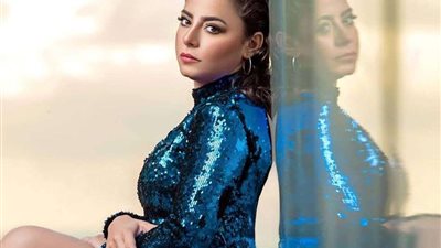 بفستان مثير.. إلهام عبد البديع تتحدى برودة الجو بإطلالة صيفية