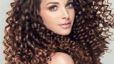 من قلب مطبخك.. 3 زيوت طبيعية للعناية بالشعر المجعد