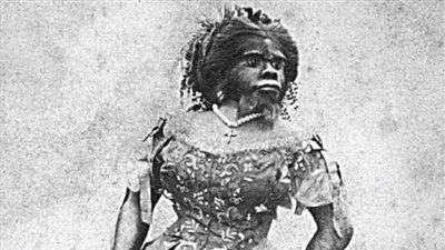 المرأة الذئب.. قصة حياة «أبشع سيدة بالعالم» حنطها زوجها بعد وفاتها (شاهد)