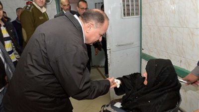 محافظ أسيوط يتفقد قسم الإصابات بالمستشفى الجامعي ويلتقي مصابي الحوادث