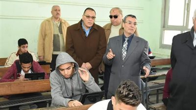 محافظ الشرقية يتفقد لجان امتحانات الفصل الدراسي الأول للصف الثاني الثانوي
