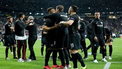 من الطائرة إلى الملعب.. لاعبو فرانكفورت يتجهون إلى المران بعد وصولهم من أمريكا