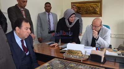 محافظ بني سويف يتابع سير الامتحانات من داخل غرفة العمليات