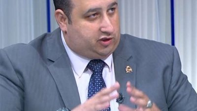 مهند الخطيب: من يعمل أكثر من 12 ساعة في اليوم لن يتساوى بغيره