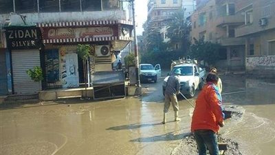 استمرار أعمال كسح المياه وإزالة مخلفات الأمطار بفاقوس