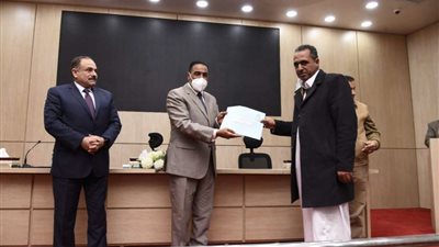 محافظ مطروح يسلم الأهالي عدد من عقود تقنين أراضي واضعي اليد