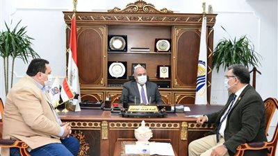 محافظ قنا يلتقى مستشار وزيرة التضامن الاجتماعي للتمكين الاقتصادي