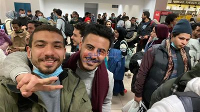 أول صورة للطلاب المصريين العائدين من أوكرانيا