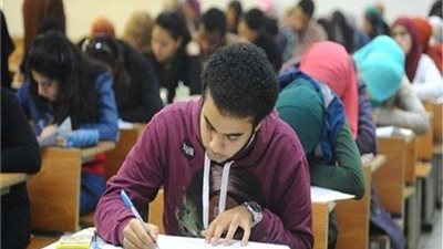 طلاب الصف الأول الثانوي يؤدون امتحان اللغة العربية وفقًا لنظام التقييم الجديد