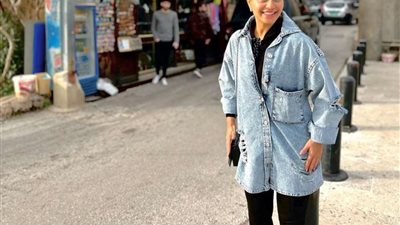 منة فضالي تتجول في إحدى شوارع لبنان.. شاهد بالصورة