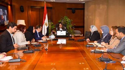 وزيرة الهجرة تتابع إجلاء المصريين من كييف