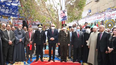 محافظ قنا يضع إكليلا من الزهور على النصب التذكاري لشهداء موقعه البارود