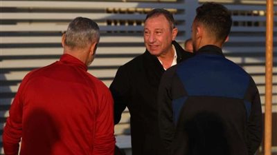 الخطيب يجتمع بلاعب الأهلي قبل مباراة المريخ... صور