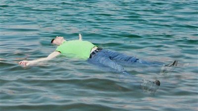 كشف غموض العثور على جثة شاب طافية على المياه بالصف