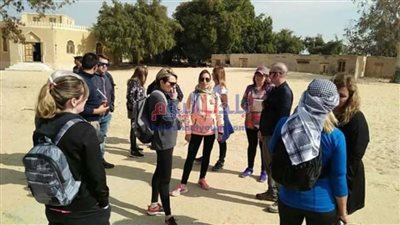 وفد سياحي من إيطاليا والأرجنتين يزور آثار المنيا