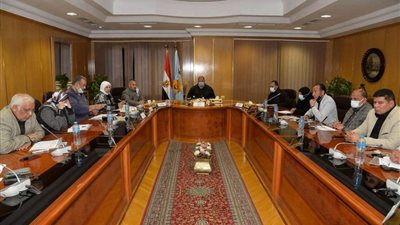 محافظ أسيوط يترأس اجتماع القيادات التنفيذية ويعلن فتح منافذ وشوادر لبيع المواد الغذائية