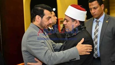 الطقس سبب اختلاف ثياب إيهاب توفيق في عزاء والده (صور)