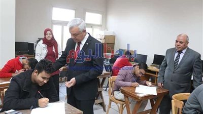 طلاب الصف الثاني الثانوي يؤدون امتحان اللغة الإنجليزية للفصل الدراسي الأول