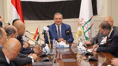 سعفان يشهد توقيع اتفاقية جماعية تحقق مزايا لـ3 آلاف عامل في الشرقية للدخان