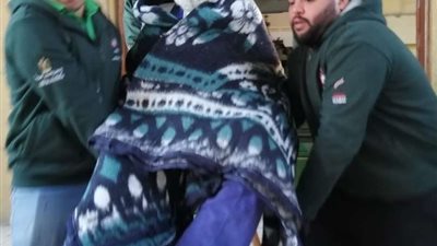 فريق أطفال بلامأوي ينقذ مسن وينقله لدار رعاية بالمنصورة (صور)